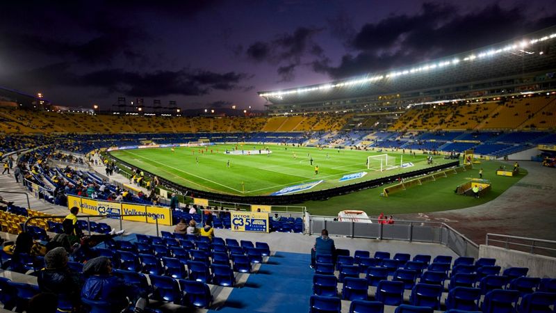 Sân nhà của UD Las Palmas là Estadio de Gran Canaria, với sức chứa 32.400 chỗ ngồi.
