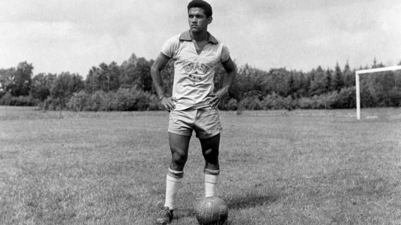 Garrincha trở thành cầu thủ Brazil huyền thoại đầu tiên giành được Quả bóng vàng , Chiếc giày vàng và World Cup trong cùng một giải đấu lớn.