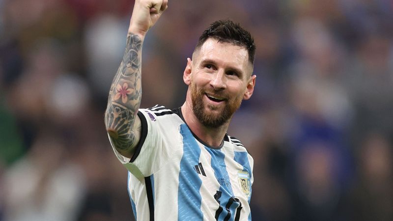 Hình ảnh Messi nâng cao chiếc cúp vàng thế giới sau bao nỗ lực và thất bại đã trở thành một phần lịch sử